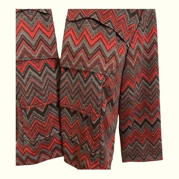 DN Design Size 8
PETITE Jacket Cropped
Chevron Zig Zag Red Black
Open Front - Picture 4 of 12